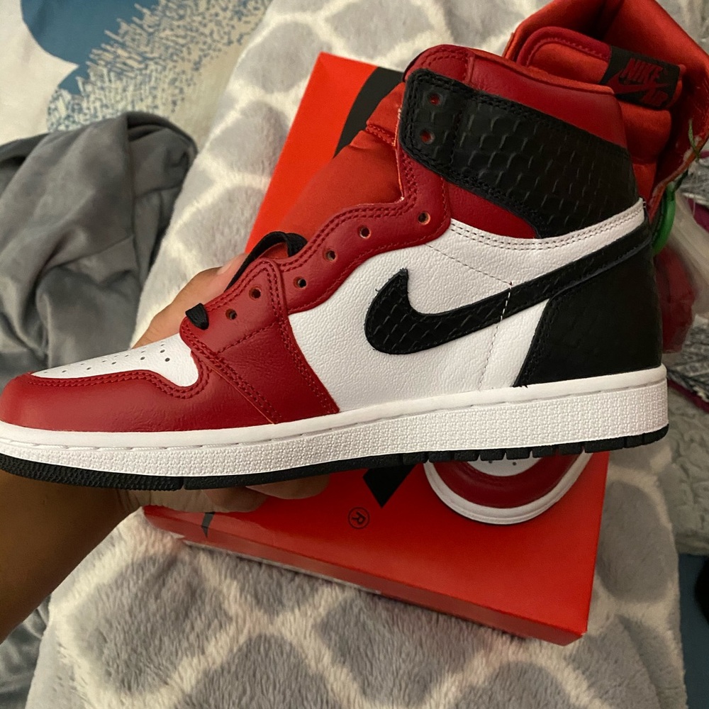 jordan 1 satin red - Picture 1 of 4